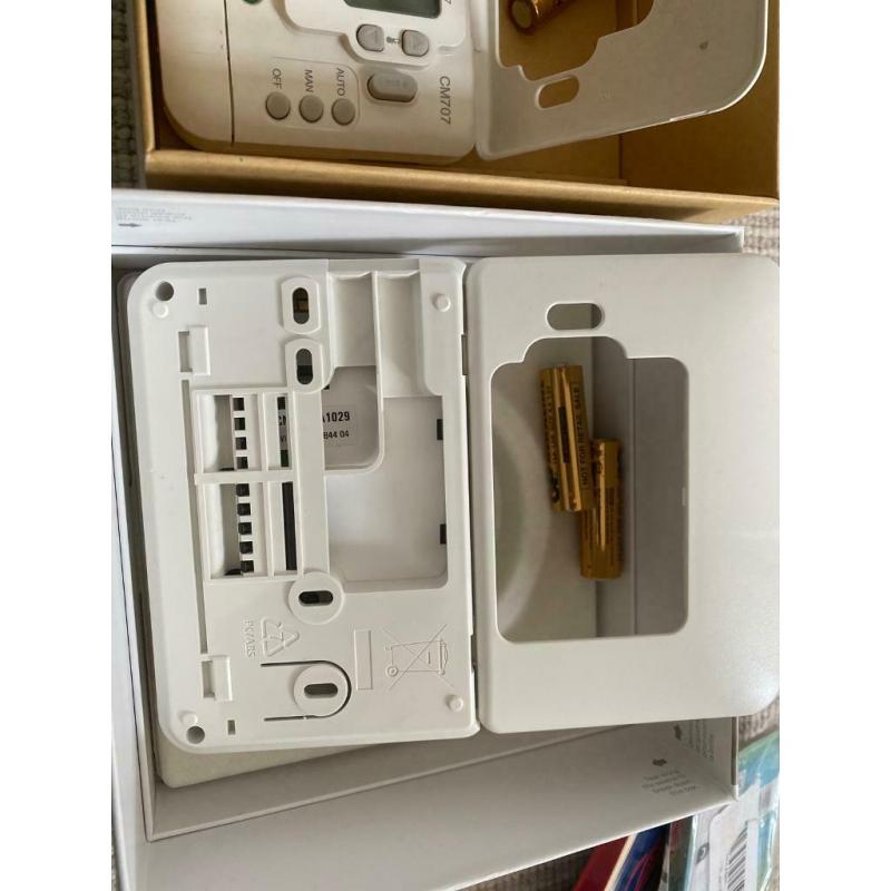 Honeywell CM707 thermostat controller