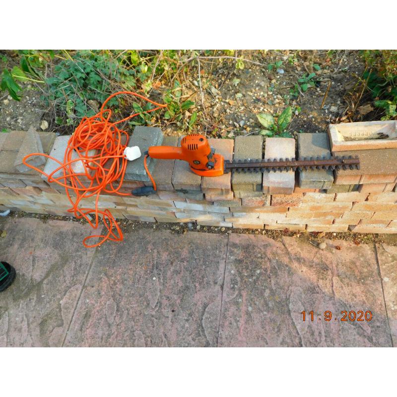 BLACK AND DECKER HEDGE TRIMMER