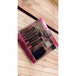 Real Techniques Glitz & Glam Gift Set. Brand New