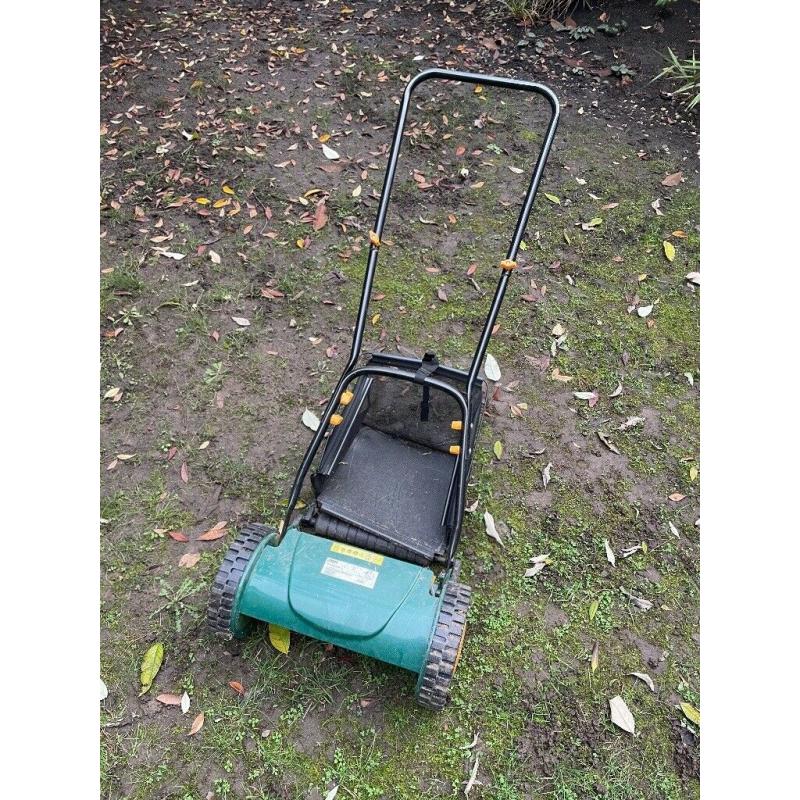 Hand powered lawnmower