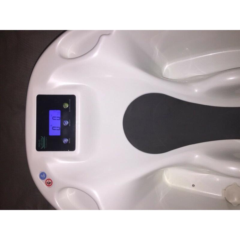 New baby bath with temperature gage