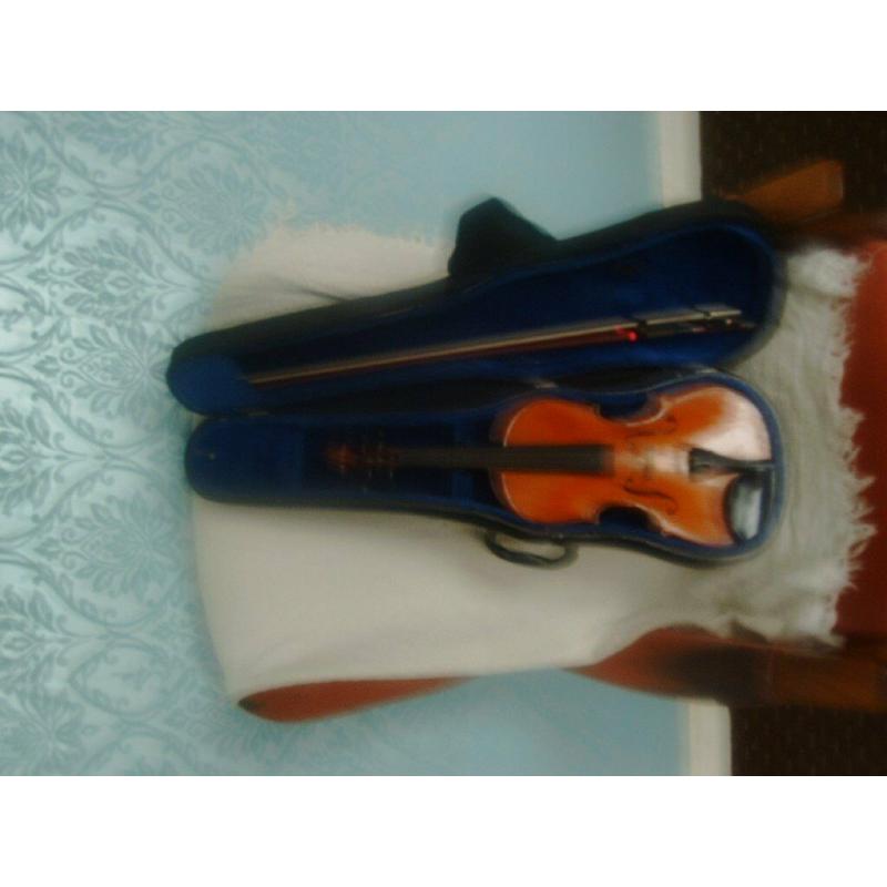 VIOLIN WITH A BOW AND DELUXE CASE 1/2SIZE