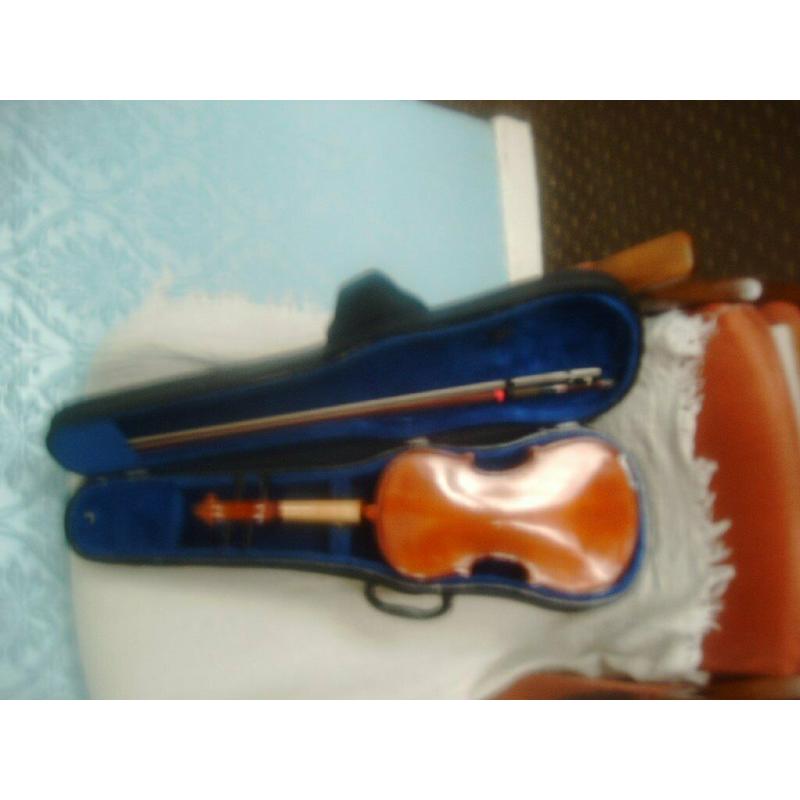 VIOLIN WITH A BOW AND DELUXE CASE 1/2SIZE