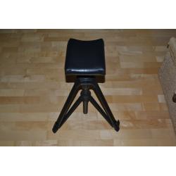 Foot Support - Perfect for chiropody/pedicure domiciliary work, tripod style, - Hadewe