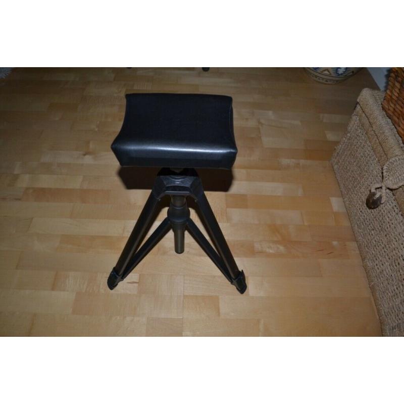 Foot Support - Perfect for chiropody/pedicure domiciliary work, tripod style, - Hadewe
