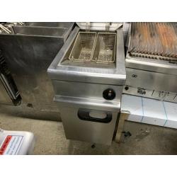 COMMERCIAL CATERING GAS TWIN BASKET FRYER SERVICED TAKE AWAY SHOP KITCHEN BBQ