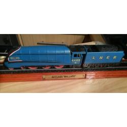L.N.E.R. A4 MALLARD LOCOMOTIVE STATIC MODEL ON WOODEN PLINTH