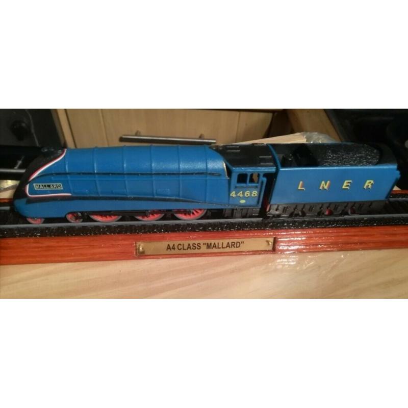 L.N.E.R. A4 MALLARD LOCOMOTIVE STATIC MODEL ON WOODEN PLINTH