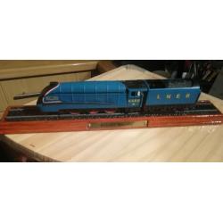 L.N.E.R. A4 MALLARD LOCOMOTIVE STATIC MODEL ON WOODEN PLINTH