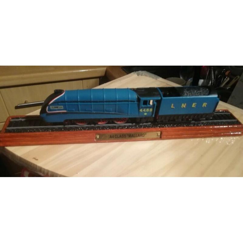 L.N.E.R. A4 MALLARD LOCOMOTIVE STATIC MODEL ON WOODEN PLINTH