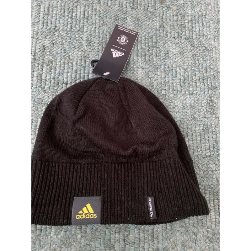 Man Utd hat and socks