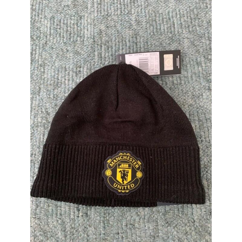 Man Utd hat and socks