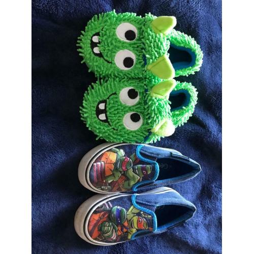 Slippers & daps infant size 9