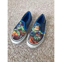 Slippers & daps infant size 9